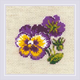 A small purple and yellow pansy bloom with a second unopened flower is stitched against a natural beige background in this RIOLIS kit.