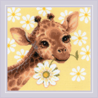 Cross-stitched design of a smiling baby giraffe surrounded by cheerful white daisies on a sunny yellow background.